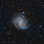 Die Feuerwerksgalaxie NGC 6946 vor einem dichten Sternfeld